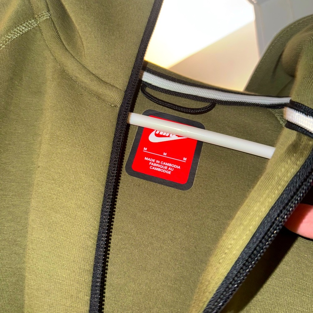 Men’s Medium Nike Tech Olive green